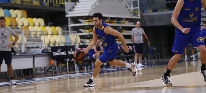 Jugador driblando un balón durante un entrenamiento del Club Baloncesto Gran Canaria.