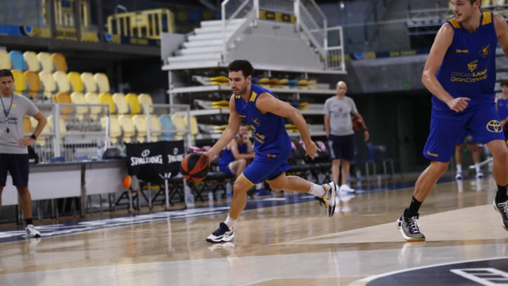 Jugador driblando un balón durante un entrenamiento del Club Baloncesto Gran Canaria.