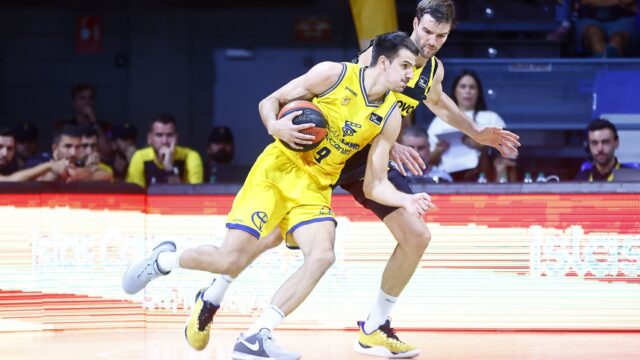 Jugador del Club Baloncesto Gran Canaria driblando el balón durante un partido.