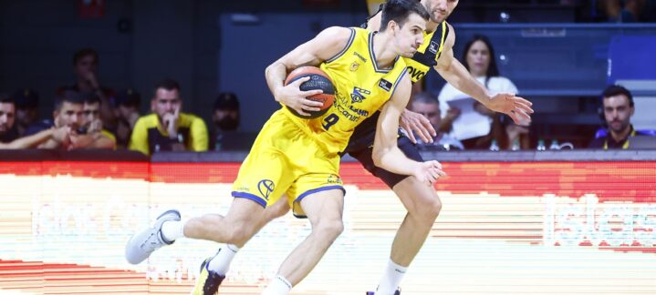 Jugador del Club Baloncesto Gran Canaria driblando el balón durante un partido.