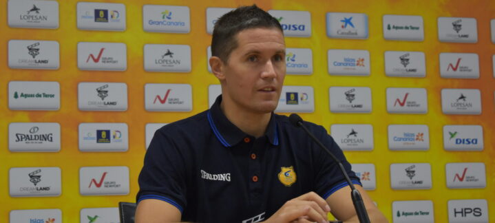 Jaka Lakovic habla en una conferencia de prensa para invitar a la afición al partido.
