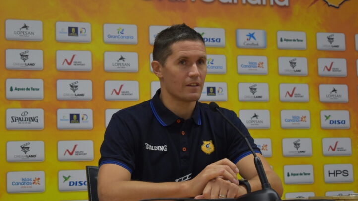 Jaka Lakovic habla en una conferencia de prensa para invitar a la afición al partido.