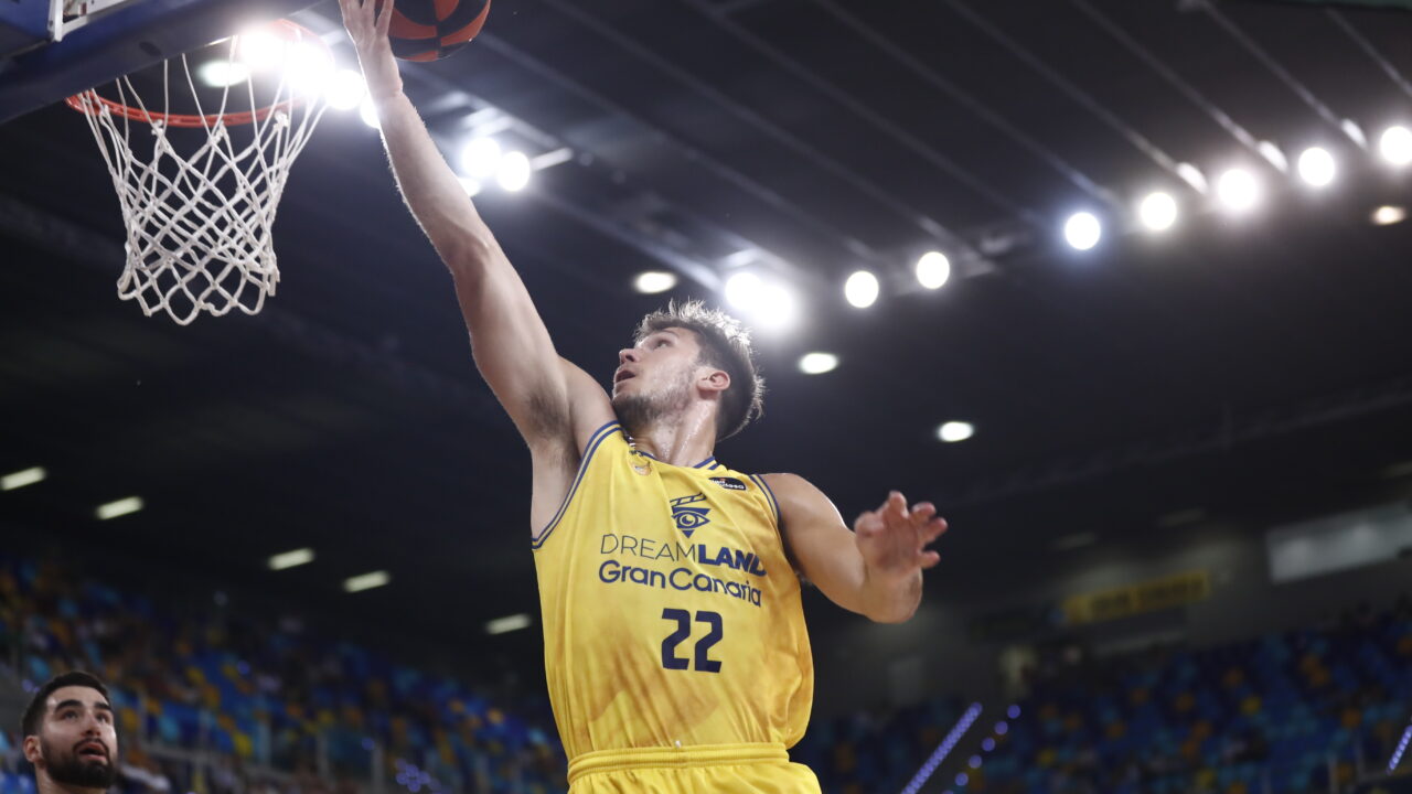 Jugador del Dreamland Gran Canaria realizando un mate en un partido de baloncesto.
