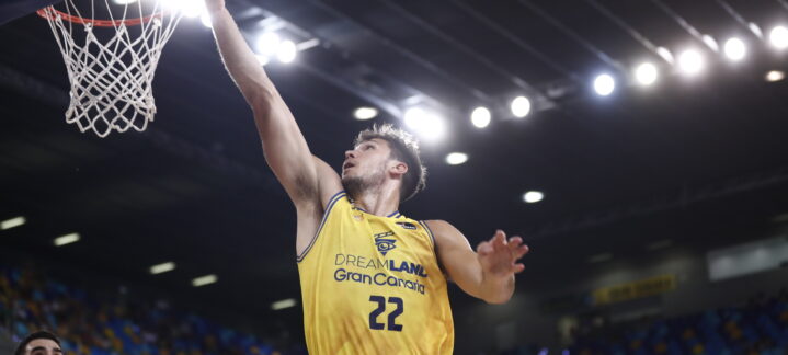 Jugador del Dreamland Gran Canaria realizando un mate en un partido de baloncesto.