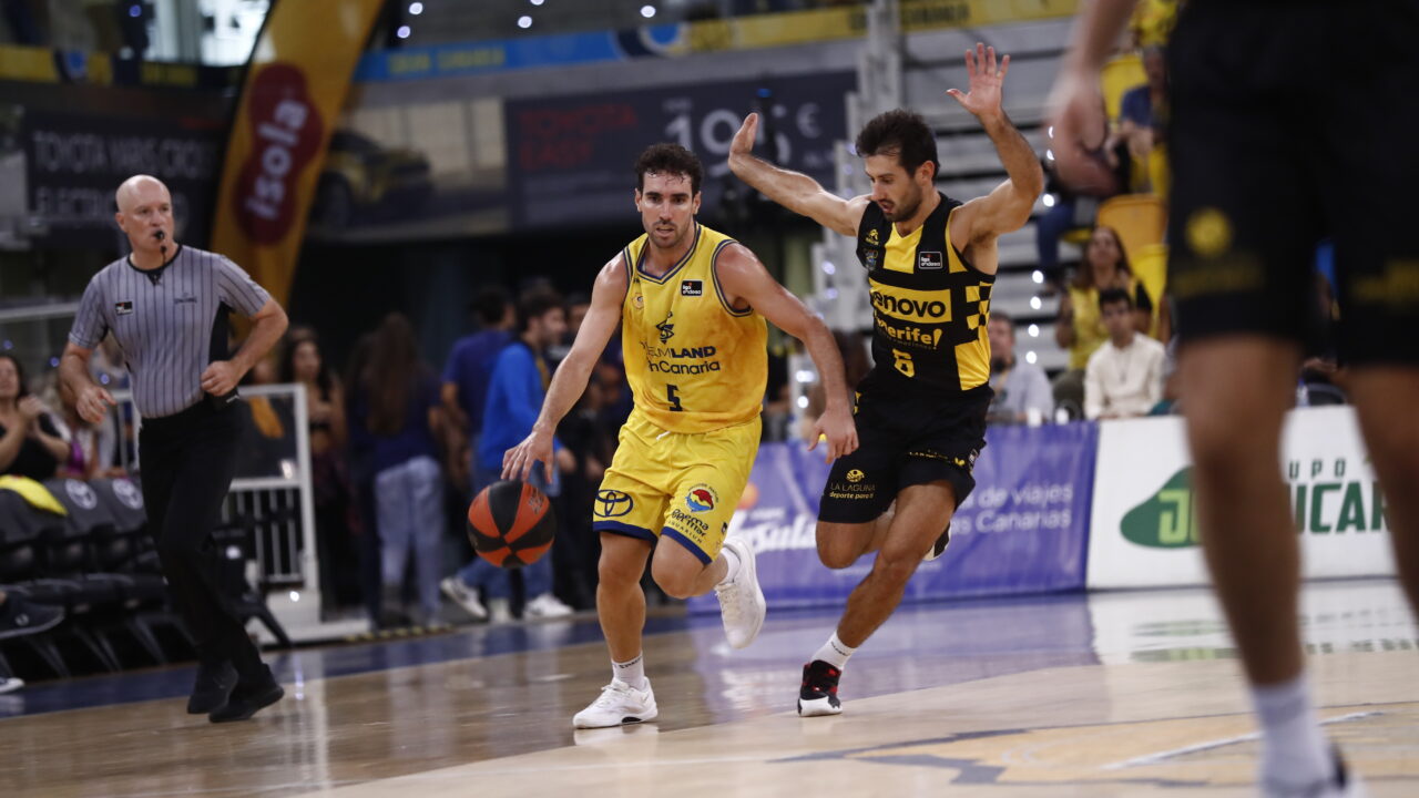 Jugador del Dreamland Gran Canaria dribla el balón mientras es defendido por un oponente.