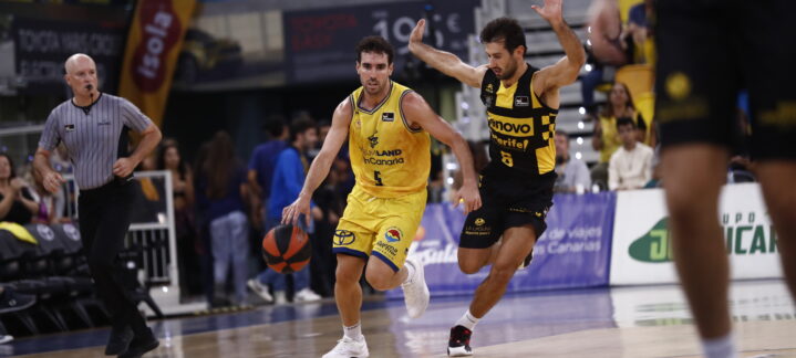 Jugador del Dreamland Gran Canaria dribla el balón mientras es defendido por un oponente.