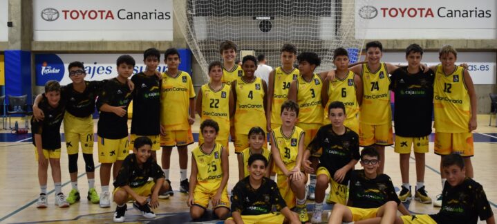Jugadores del Club Baloncesto Gran Canaria posando en la cancha tras un miniderbi.