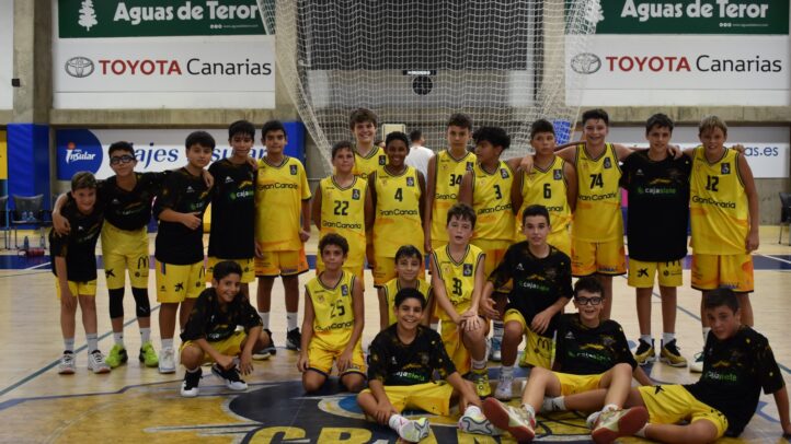 Jugadores del Club Baloncesto Gran Canaria posando en la cancha tras un miniderbi.