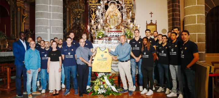 Ofrenda floral del equipo Dreamland Gran Canaria a la Virgen del Pino en una iglesia.