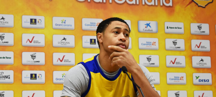 Jugador del Club Baloncesto Gran Canaria en conferencia, pensando y escuchando.