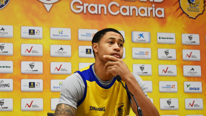 Jugador del Club Baloncesto Gran Canaria en conferencia, pensando y escuchando.