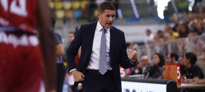 Entrenador gesticulando durante un partido del Club Baloncesto Gran Canaria.