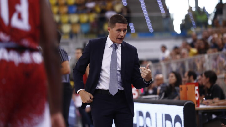 Entrenador gesticulando durante un partido del Club Baloncesto Gran Canaria.