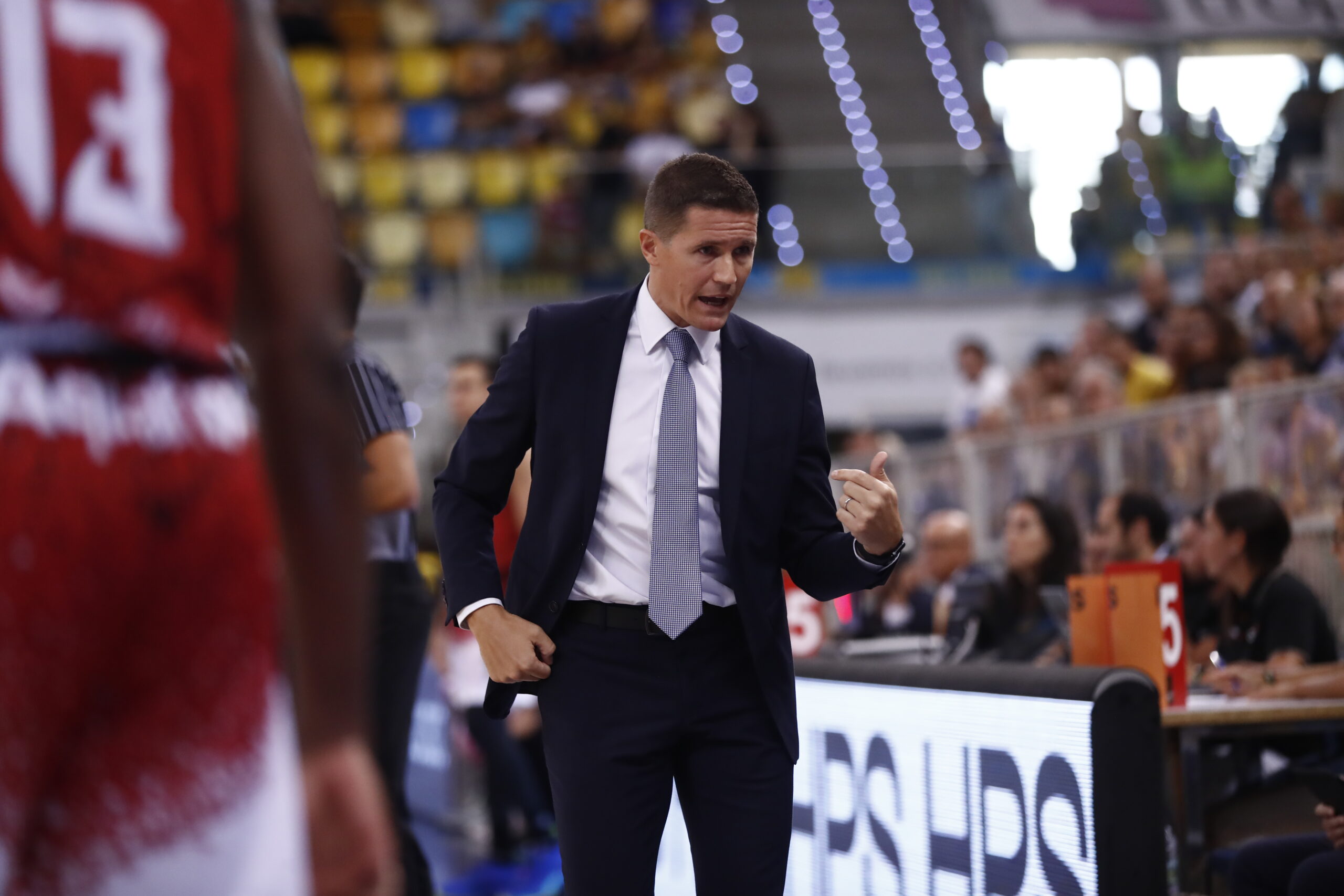 Entrenador gesticulando durante un partido del Club Baloncesto Gran Canaria.