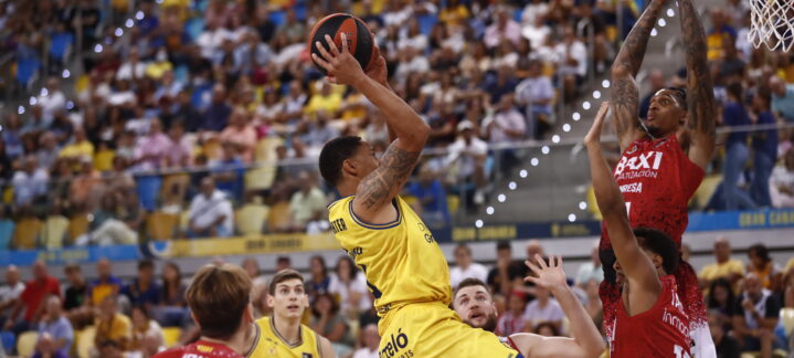 Jugador del CB Gran Canaria lanzando a canasta durante un partido en el estadio.