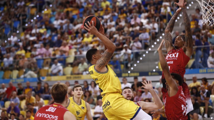 Jugador del CB Gran Canaria lanzando a canasta durante un partido en el estadio.