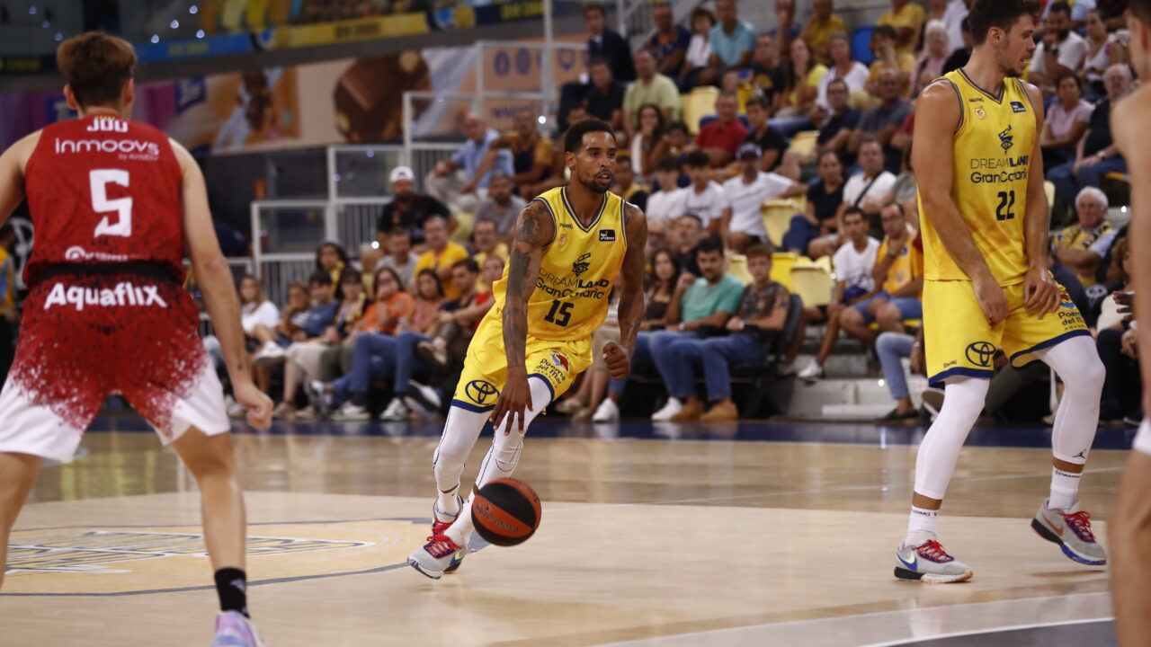 Jugadores de baloncesto compiten en la cancha durante un partido en Gran Canaria.