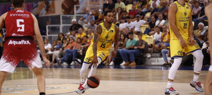 Jugadores de baloncesto compiten en la cancha durante un partido en Gran Canaria.