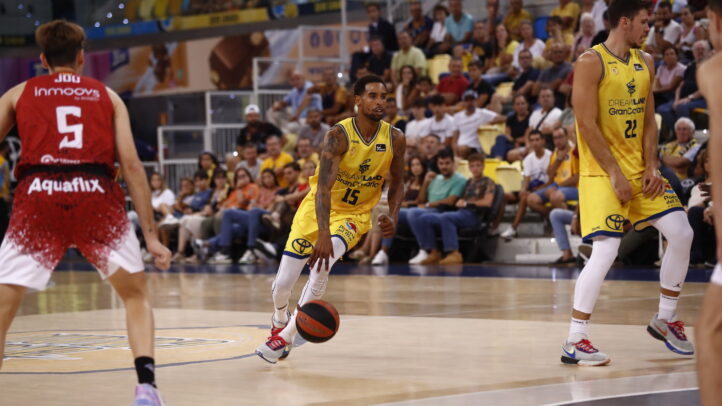 Jugadores de baloncesto compiten en la cancha durante un partido en Gran Canaria.