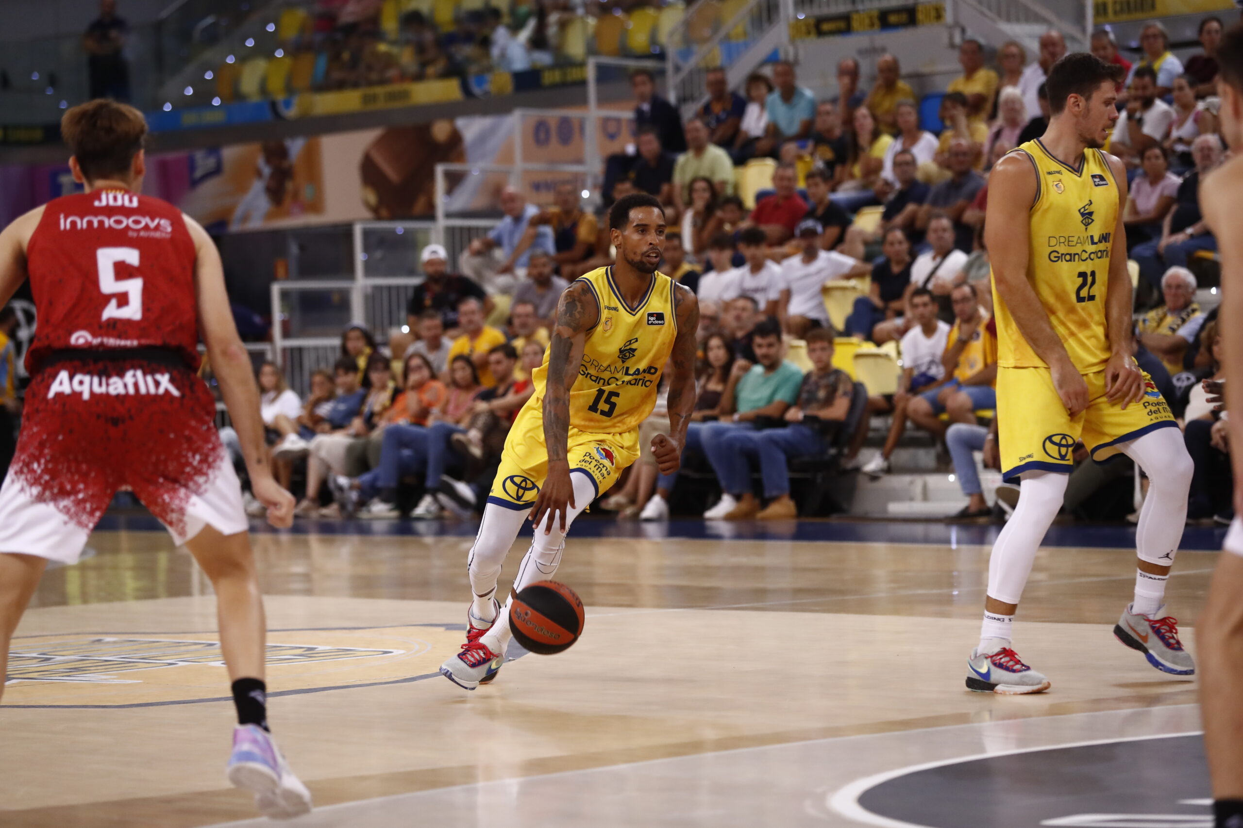 Jugadores de baloncesto compiten en la cancha durante un partido en Gran Canaria.