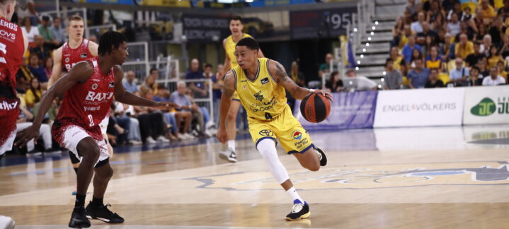 Jugador driblando el balón en un partido de baloncesto en el Gran Canaria Arena.