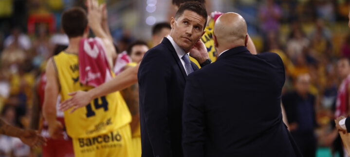 Entrenador Jaka Lakovic conversando con su asistente durante un partido de baloncesto.
