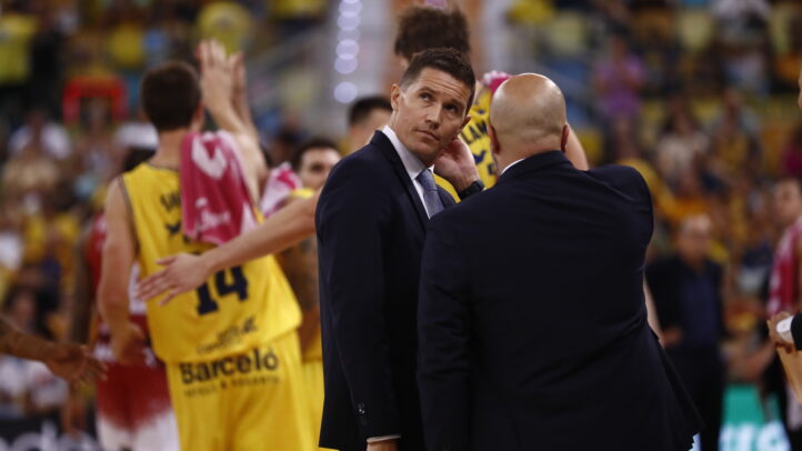 Entrenador Jaka Lakovic conversando con su asistente durante un partido de baloncesto.
