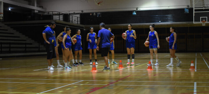 a toda mecha",Entrenamiento del equipo femenino senior del Gran Canaria en una cancha de baloncesto.