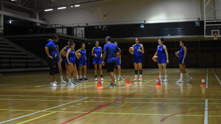 a toda mecha",Entrenamiento del equipo femenino senior del Gran Canaria en una cancha de baloncesto.