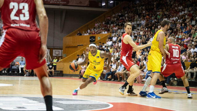 Juego intenso de baloncesto en el Olímpic de Badalona, con jugadores en acción.