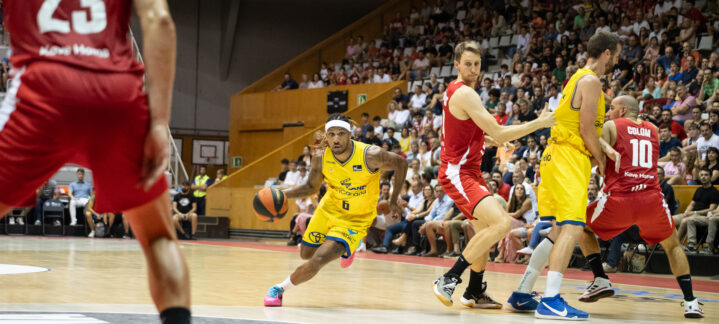 Juego intenso de baloncesto en el Olímpic de Badalona, con jugadores en acción.