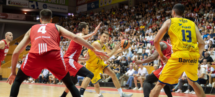 Jugadores compiten en un partido de baloncesto entre el Dreamland Gran Canaria y Girona.