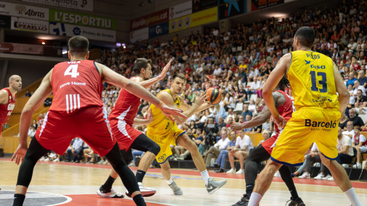 Jugadores compiten en un partido de baloncesto entre el Dreamland Gran Canaria y Girona.