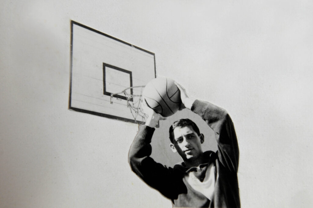  60 años de vida del Club Baloncesto Gran Canaria","Jugando baloncesto, un jugador lanza el balón hacia la canasta. En blanco y negro.