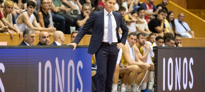 jugar con más energía""","Entrenador Jaka Lakovic en el banquillo, mirando al equipo durante un partido.