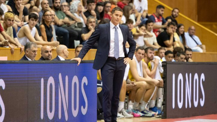 jugar con más energía""","Entrenador Jaka Lakovic en el banquillo, mirando al equipo durante un partido.