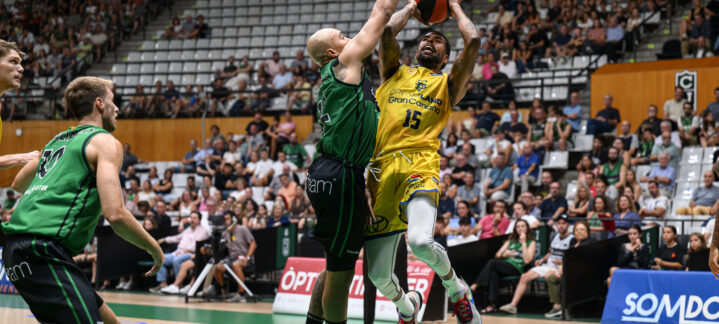 Jugador del Dreamland Gran Canaria lanza a canasta ante la defensa del Joventut Badalona.