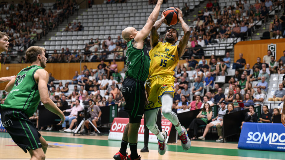 Jugador del Dreamland Gran Canaria lanza a canasta ante la defensa del Joventut Badalona.