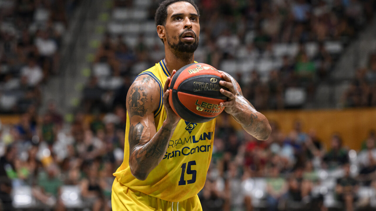 Sylven Landesberg en acción, listo para lanzar el balón en un partido de baloncesto.