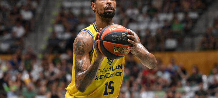 Sylven Landesberg en acción, listo para lanzar el balón en un partido de baloncesto.