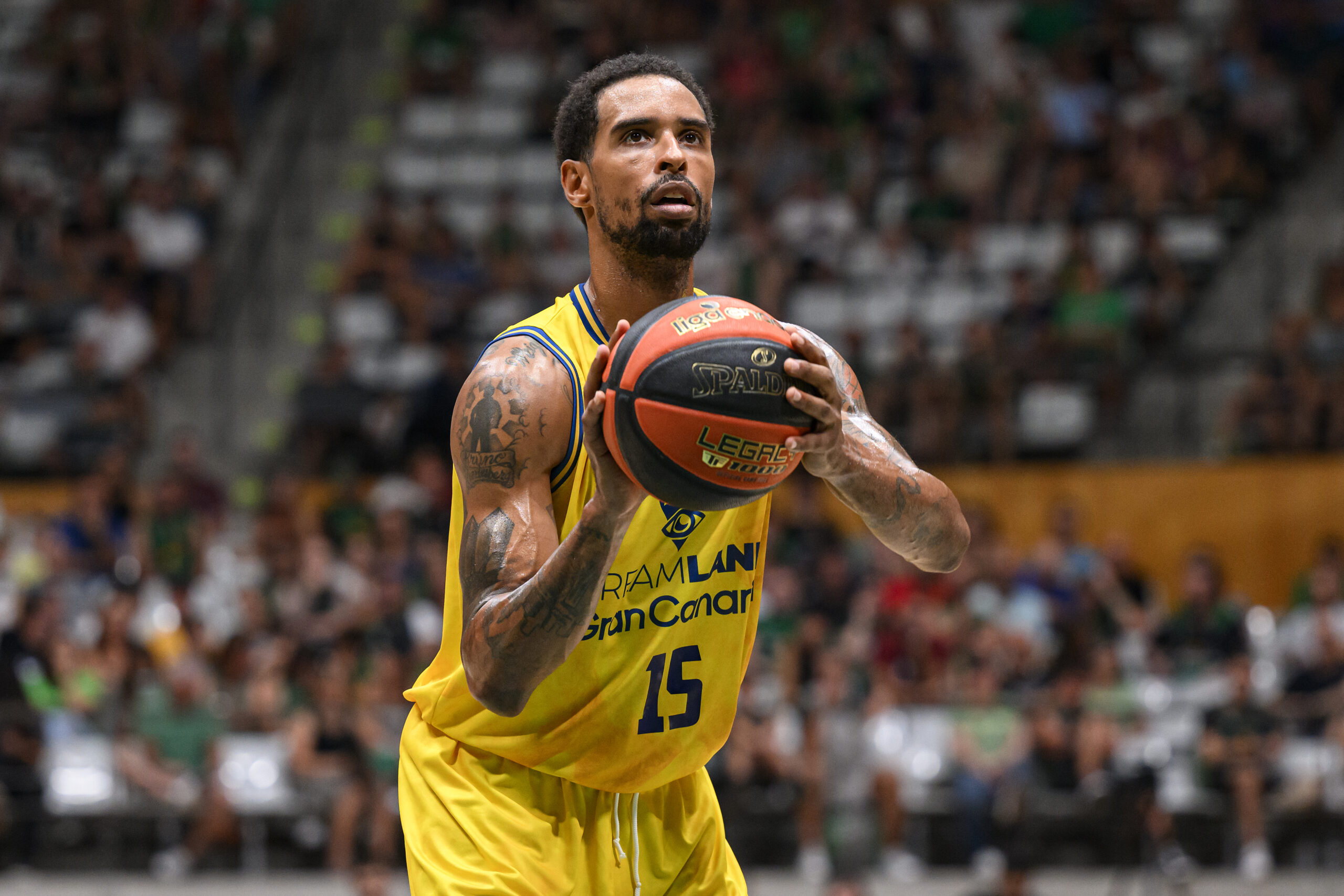 Sylven Landesberg en acción, listo para lanzar el balón en un partido de baloncesto.
