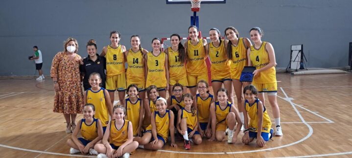 Jugadoras del Gran Canaria femenino posando tras un torneo, con trofeo en mano.