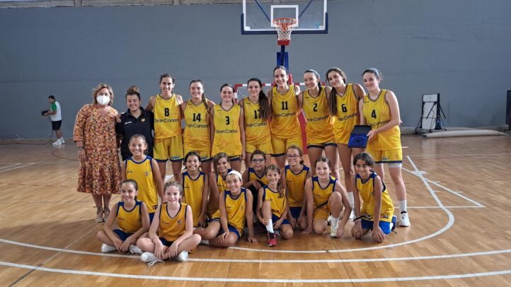 Jugadoras del Gran Canaria femenino posando tras un torneo, con trofeo en mano.