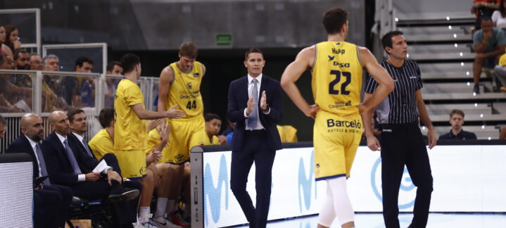 Entrenador Jaka Lakovic dirigiéndose a su equipo durante un partido de baloncesto.