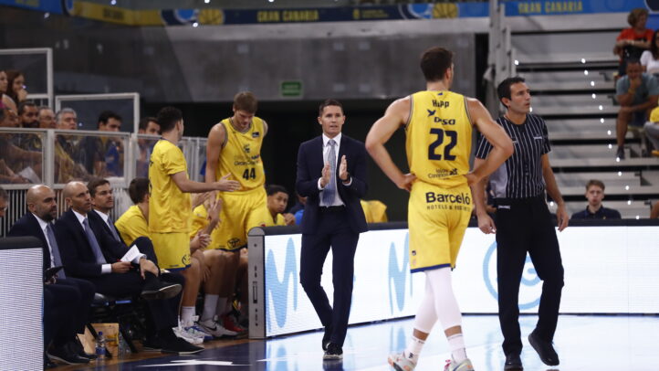 Entrenador Jaka Lakovic dirigiéndose a su equipo durante un partido de baloncesto.