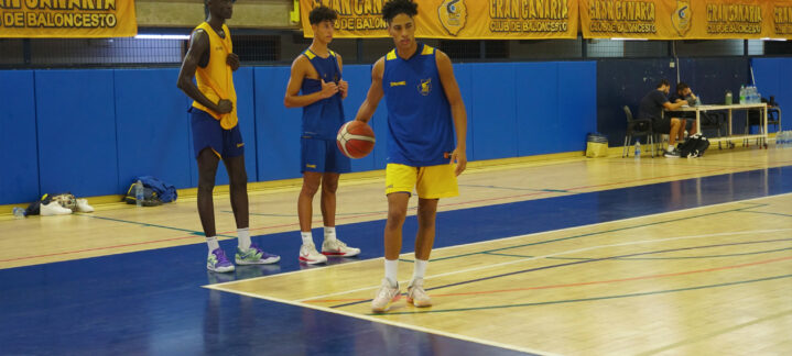 Jugadores del LEB Plata Gran Canaria entrenan en la cancha del club de baloncesto.