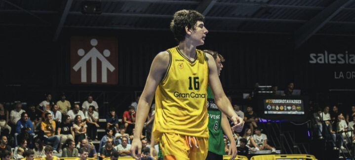 Jugador del Gran Canaria en acción durante un partido, con público al fondo.