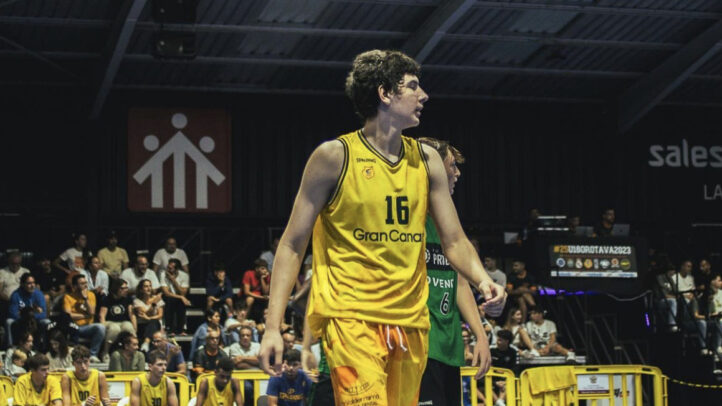 Jugador del Gran Canaria en acción durante un partido, con público al fondo.