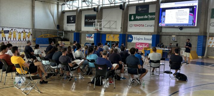 Técnicos del CB Gran Canaria participan en formación presencial en una cancha.