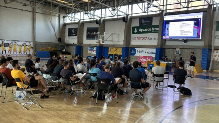 Técnicos del CB Gran Canaria participan en formación presencial en una cancha.